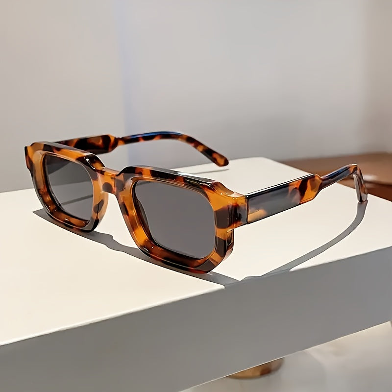 Découvrez l’élégance intemporelle avec nos lunettes de soleil au design moderne.