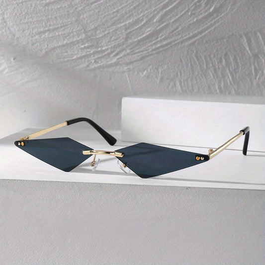 Osez l’originalité avec ces lunettes de soleil au design avant-gardiste.