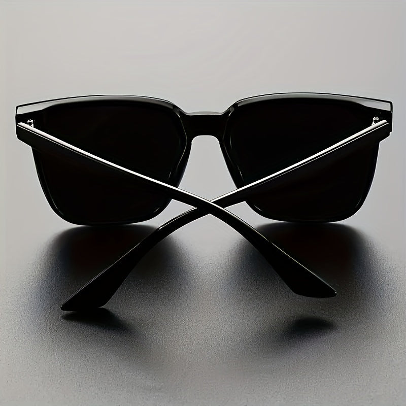 Affichez une élégance indéniable avec ces lunettes de soleil au design classique.