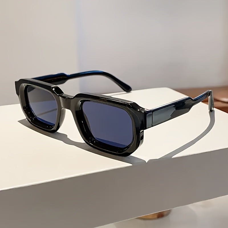 Découvrez l’élégance intemporelle avec nos lunettes de soleil au design moderne.